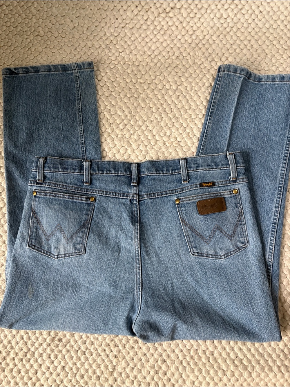 Wrangler Men's Light Blue Relaxed Fit Denim Jeans - Classic Back Pocket Stitch